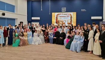 В Мурманске прошел традиционный Романовский бал, посвященный Всемирному дню православной молодежи