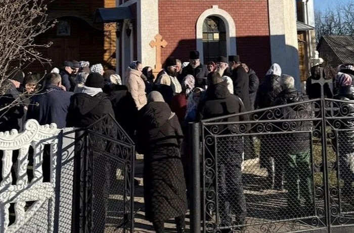 Представители «ПЦУ» при помощи полиции захватили храм Украинской Православной Церкви в Комаровцах Представители «ПЦУ» при помощи полиции захватили храм Украинской Православной Церкви в Комаровцах