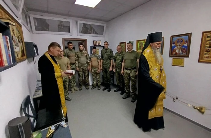 Епископ Бердянский Феодор освятил молебную комнату в воинской части Епископ Бердянский Феодор освятил молебную комнату в воинской части