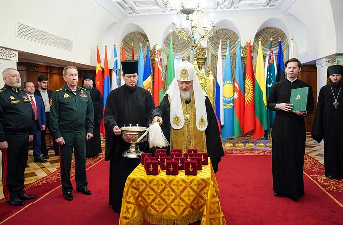 Святейший Патриарх Кирилл освятил нательные кресты для военнослужащих Росгвардии Святейший Патриарх Кирилл освятил нательные кресты для военнослужащих Росгвардии