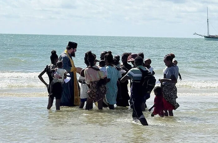 Патриарший экзарх Африки крестил в водах Индийского океана 22 жителя Мадагаскара