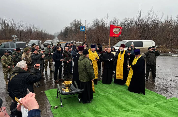 В Донецком аэропорту освящен поклонный Крест В Донецком аэропорту освящен поклонный Крест