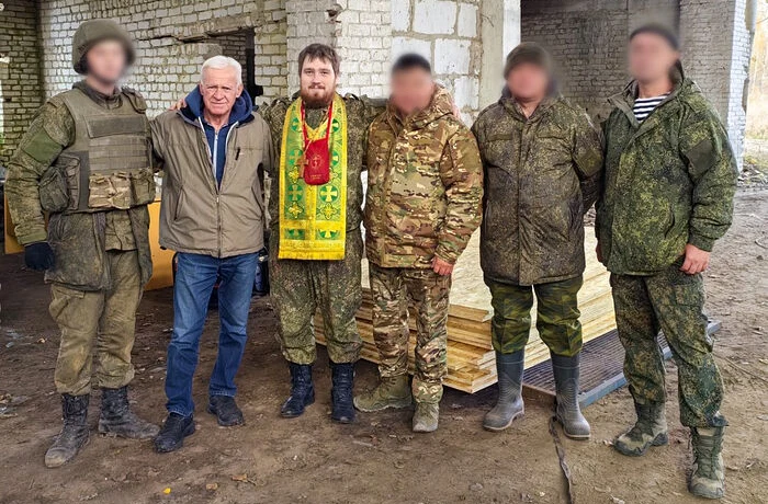 Военный священник Брянской епархии оказал помощь в восстановлении разрушенных позиций Военный священник Брянской епархии оказал помощь в восстановлении разрушенных позиций