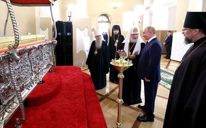 Президент России Владимир Путин в сопровождении Святейшего Патриарха Кирилла посетил Александро-Невс Президент России Владимир Путин в сопровождении Святейшего Патриарха Кирилла посетил Александро-Невс