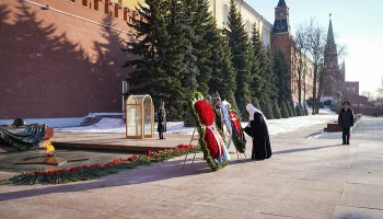 Святейший Патриарх Кирилл возложил венок к могиле Неизвестного солдата