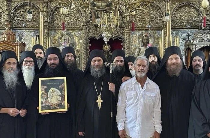Мел Гибсон гостит в сербском монастыре Хиландар на Афоне