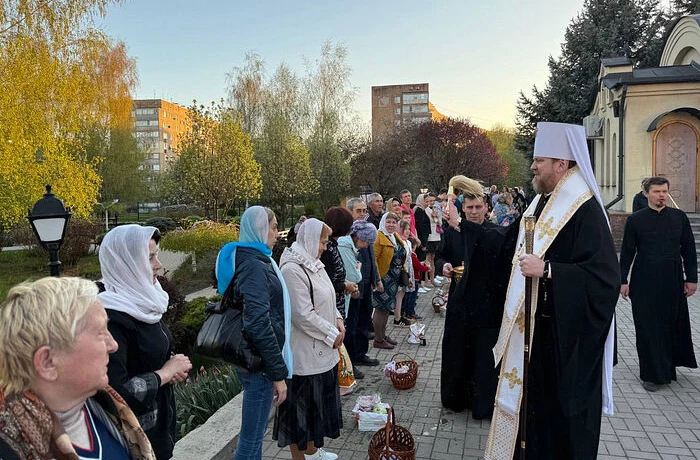 Митрополит Донецкий Владимир совершил освящение пасхальных приношений