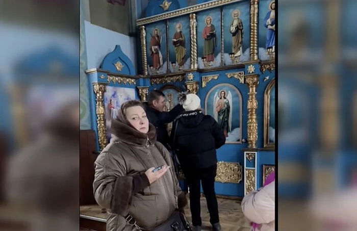 При захвате Успенского собора в Кременчуге рейдеры из «ПЦУ» выломали Царские врата При захвате Успенского собора в Кременчуге рейдеры из «ПЦУ» выломали Царские врата