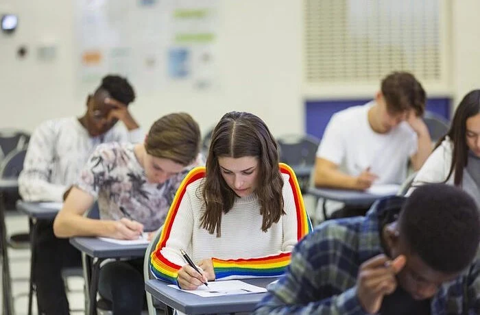 Уволенным за недовольство трансгендерной политикой школы, заплатят компенсацию