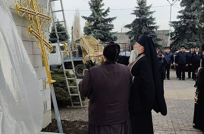 В Мелитополе освящен крест часовни в честь погибших сотрудников МВД В Мелитополе освящен крест часовни в честь погибших сотрудников МВД