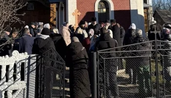 Представители «ПЦУ» при помощи полиции захватили храм Украинской Православной Церкви в Комаровцах