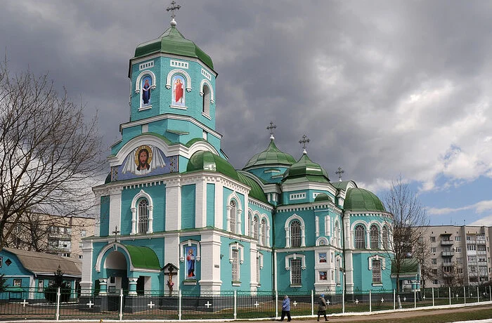 В Золотоноше Черкасской области рейдеры захватили Успенский храм Украинской Православной Церкви / Пр В Золотоноше Черкасской области рейдеры захватили Успенский храм Украинской Православной Церкви / Пр