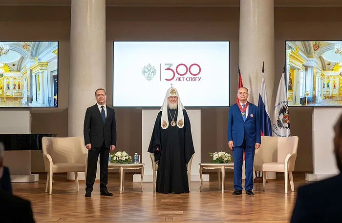 Святейшему патриарху Кириллу вручен диплом почетного доктора Санкт-Петербургского университета Святейшему патриарху Кириллу вручен диплом почетного доктора Санкт-Петербургского университета