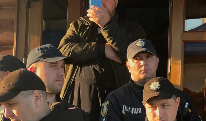 В буковинском селе Заболотье при содействии полиции захвачен Илиинский храм УПЦ В буковинском селе Заболотье при содействии полиции захвачен Илиинский храм УПЦ