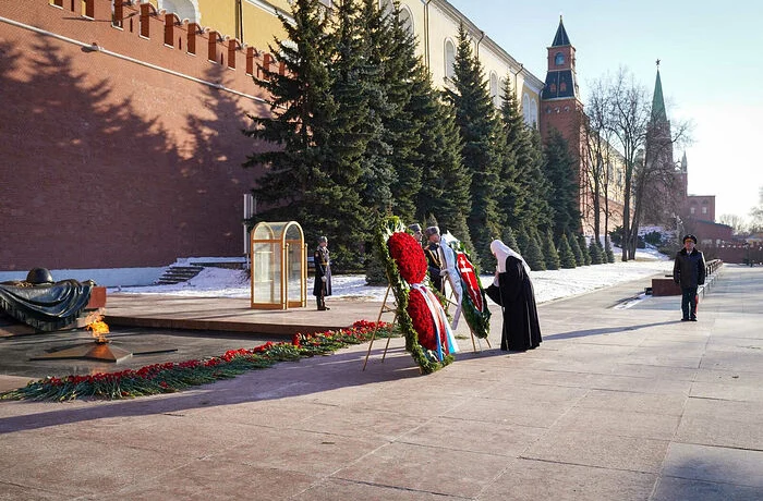 Святейший Патриарх Кирилл возложил венок к могиле Неизвестного солдата Святейший Патриарх Кирилл возложил венок к могиле Неизвестного солдата