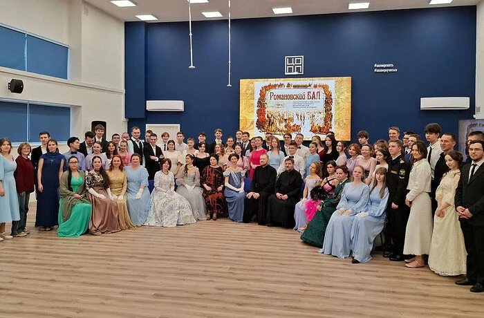 В Мурманске прошел традиционный Романовский бал, посвященный Всемирному дню православной молодежи В Мурманске прошел традиционный Романовский бал, посвященный Всемирному дню православной молодежи