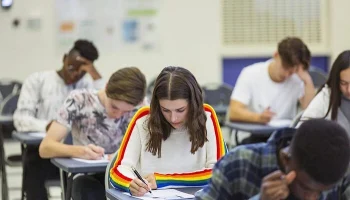 Уволенным за недовольство трансгендерной политикой школы, заплатят компенсацию